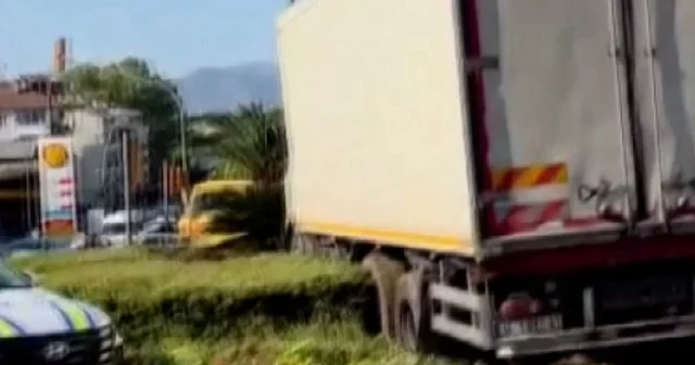 Muğla’da frenleri tutmayan kamyon beton direği parçaladı VİDEO İZLE
