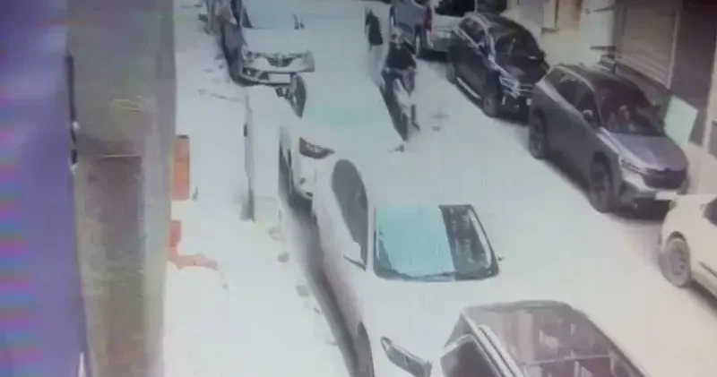 Sultangazi de bir kişinin hayatını kaybettiği silahlı saldırıya ilişkin 2 şüpheli adliyeye sevk edildi