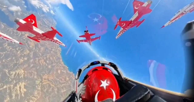 Türk Yıldızları Akrobasi Timi süzüldü Göktürk 1 o anları uzaydan ölümsüzleştirdi VİDEO İZLE