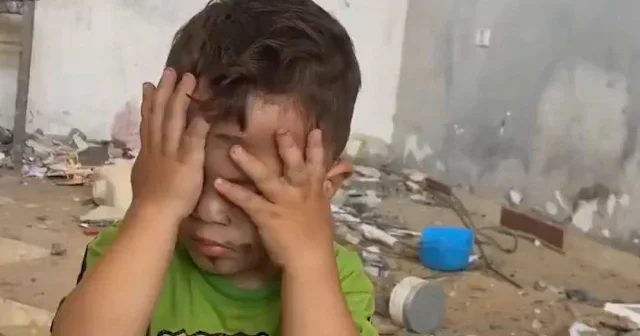İsrail bombardımanı altında şehadeti beklediler: Gazzeli baba ve oğlunun çaresiz anları VİDEO İZLE