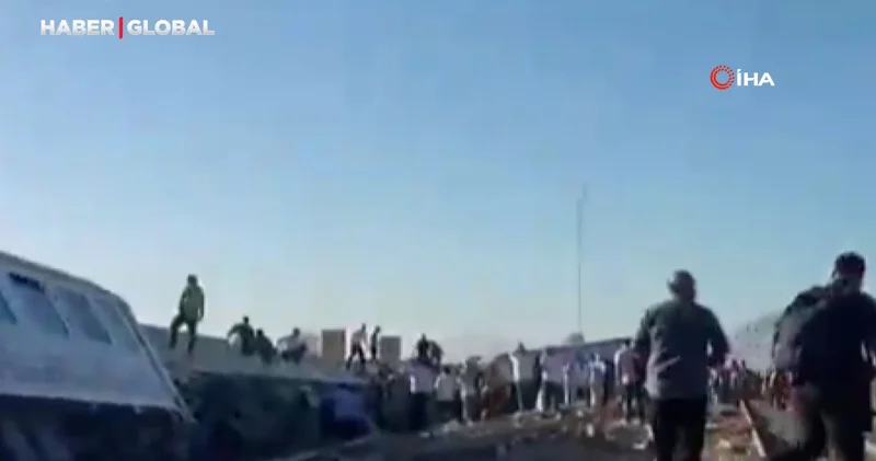İran da facia anları tren raydan çıktı: 30 yaralı