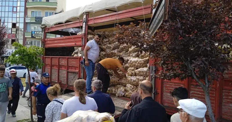 Tarlasında yetiştirdiği 20 ton patatesi vatandaşa dağıttı