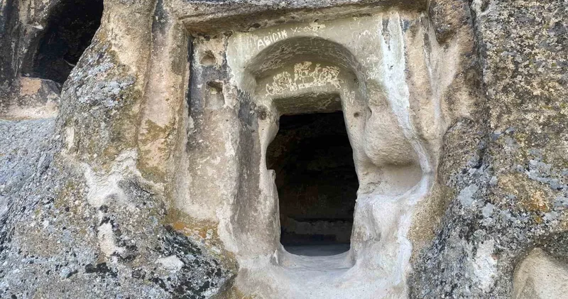 Tarihi bölgenin duvarlarına isim kazınması tepki çekti