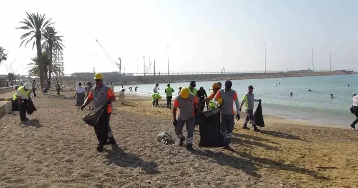 Sahilden plastik, cam ve çeşitli atıklar toplandı