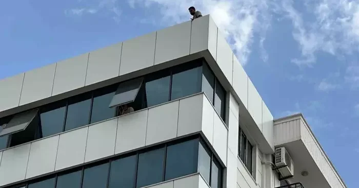 Binanın tepesinden atlamak isteyen şahıs ikna edilerek indirildi