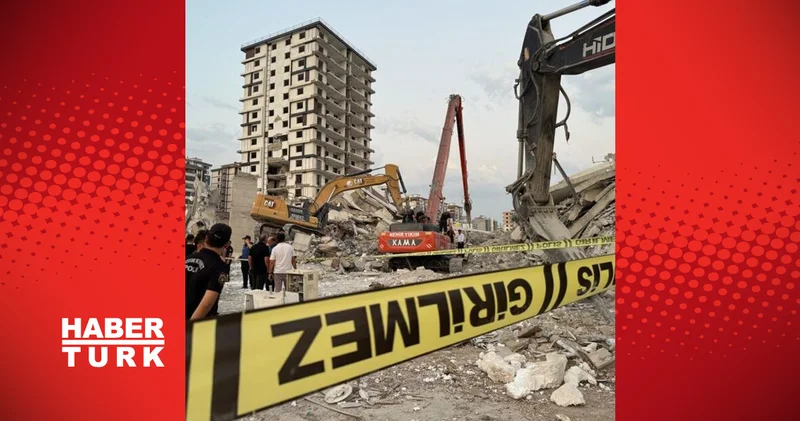 Kahramanmaraş ta yıkımı yapılan ağır hasarlı bina iş makinesinin üzerine devrildi Son dakika haberleri