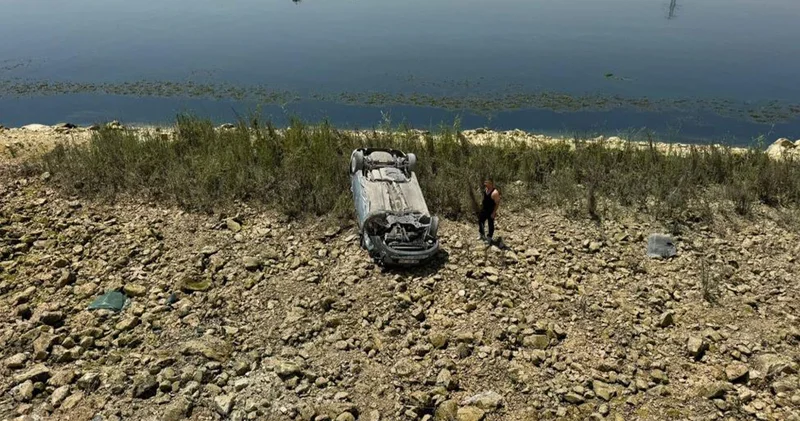 Şarampole devrilen otomobilin sürücüsü yara almadan kurtuldu