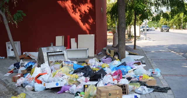 İzmir Karşıyaka da çöplerin toplanmaması tepkilere neden oluyor İzmir Haberleri