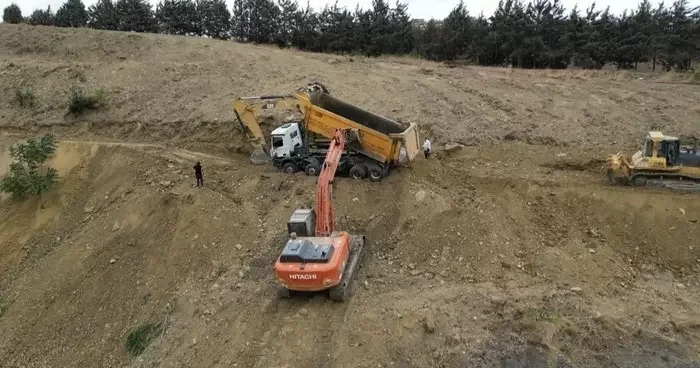 Gaziosmanpaşa’da toprak kayması sonucu hafriyat kamyonu devrildi
