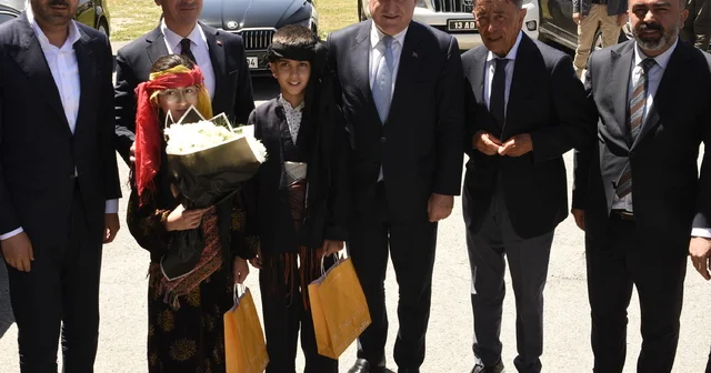 Bakan Bak, Van Gölü nde tekne turu yaptı Bitlis Haberleri