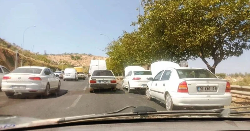 Son dakika: Şanlıurfa da sıcak havada tıkanan trafikte sürücüler kaputu açıp bekledi Son dakika haberleri