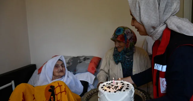 Torununun torununu gören 106 yaşındaki Hatice nineye doğum günü kutlaması yapıldı VİDEO İZLE