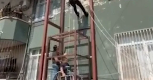 Asansörde mahsur kalan anne ve engelli oğlu kurtarıldı VİDEO İZLE