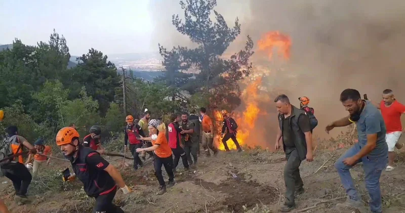 Karabük te bir köy boşaltıldı: Ekipler alevler arasında kalmaktan son anda kurtuldu