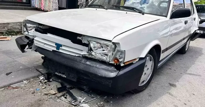 Direksiyon hakimiyetini kaybeden minibüs sürücüsü, park halindeki 4 otomobile çarptı