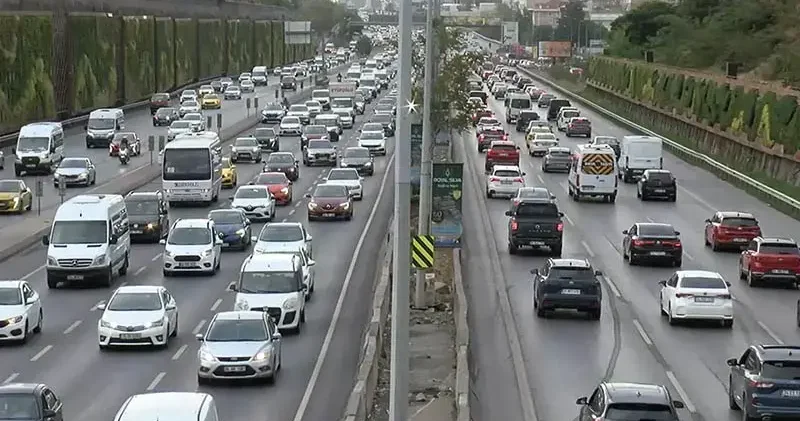 İstanbul da yeni eğitim öğretim yılının ilk günü trafik yoğunluğu