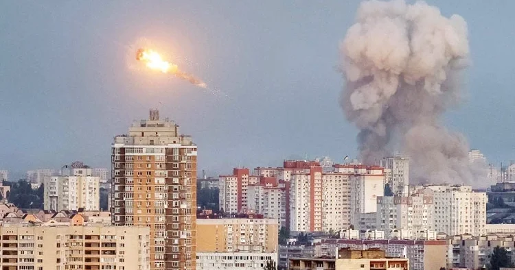 Ukrayna Avrupa’dan ‘garanti’ beklerken Kiev’e dron ve füze yağdı