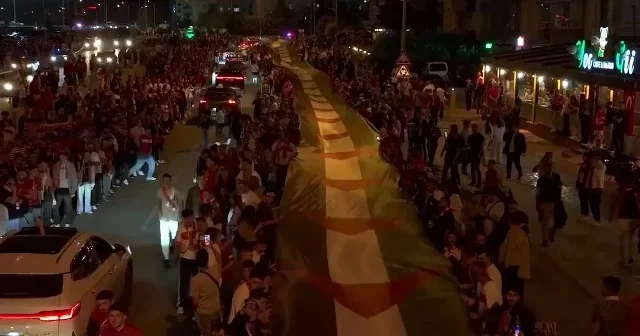 Konya da vatandaşlar milli maç öncesi dev Filistin bayrağı açarak Gazze ye destek verdi VİDEO İZLE