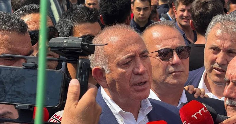 Gürsel Tekin e İstanbul İl binası önünde su şişesi fırlatıldı: Kayyım değiliz; şu bağıranlar CHP li değil, kimseye pabuç bırakmam!