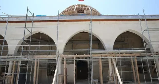 Hatay haberleri Depremde ağır hasar alan Habib i Neccar Camii ayağa kaldırılıyor 08 Eylül 2025