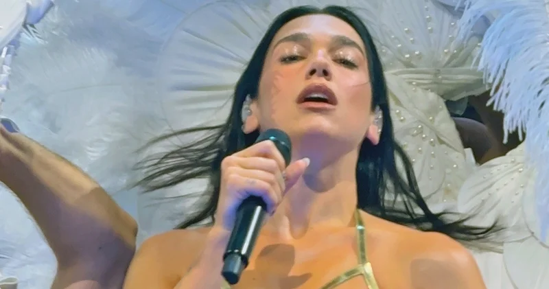 Dua Lipa nın Chicago konserinde dikkat çekici sahne kostümleri magazin haberleri