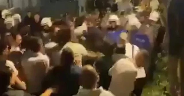Özgür Özel in çağrısı sonrası sokağa çıkan CHP destekçileri polise saldırdı VİDEO İZLE
