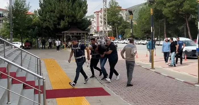 Burdur da kuzenini öldüren sanık ile eşinin tutukluğuna devam etmesi kararlaştırıldı