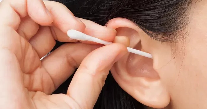 Kulak pamuğu masum değil: İşitme kaybına neden olabilir! Kulak çubuğu kullananlar dikkat!