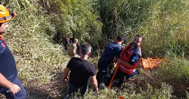 Okula giden öğretmenlerin içinde olduğu otomobil dereye yuvarlandı: 2 yaralı