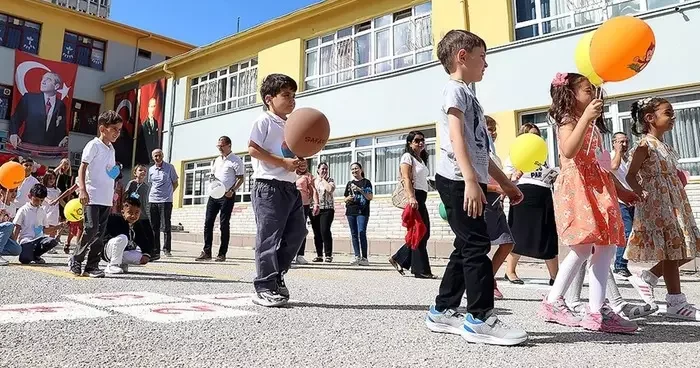 İstanbul da okullar açılıyor: İETT den öğrencilere büyük müjde!
