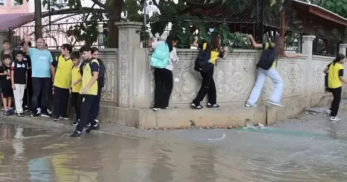 Adana Kozan’da fırtına ve yağmur etkili oldu