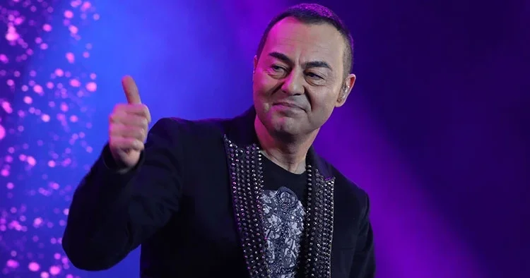 Serdar Ortaç sahnede şarkı sözlerini unuttu