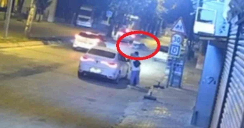Adana da otomobile at çarptı