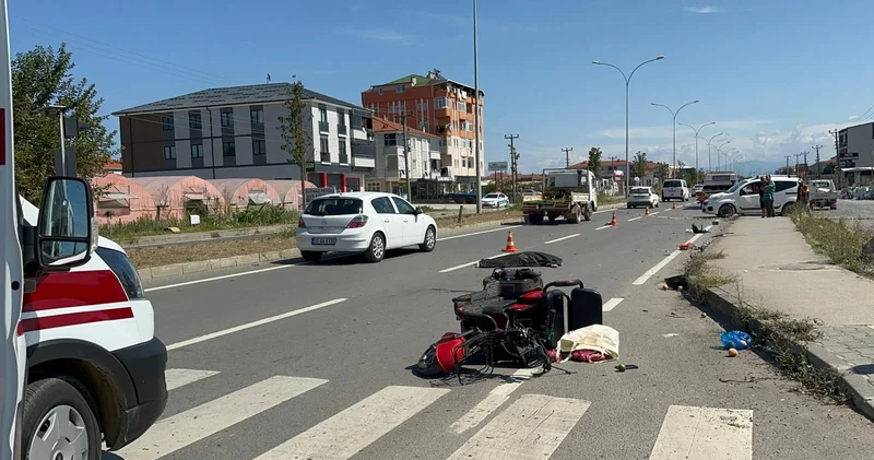 Sakarya da otomobil, elektrikli motosiklete çarptı; anne öldü, kızı ağır yaralandı