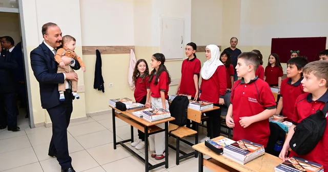Vali, kucağına aldığı şehidin bebeğiyle sınıfları gezdi Isparta Haberleri