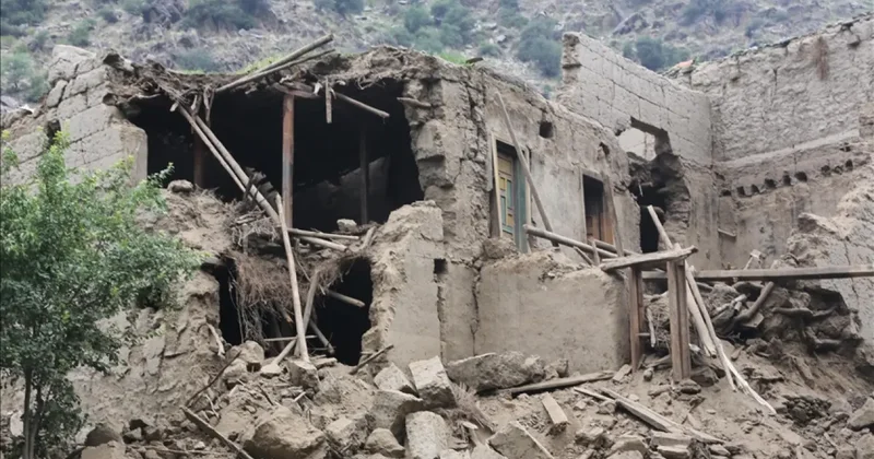 Afganistan’da deprem göçü! Korkan halk evini köyünü terk etti!