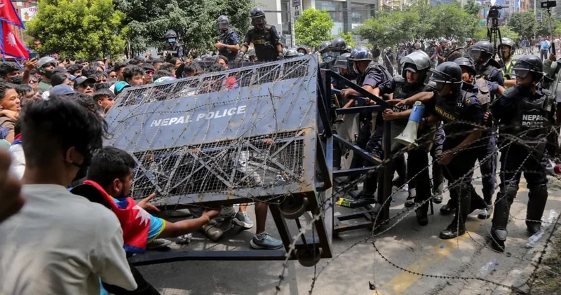 Nepal de hükümeti protesto edenlere ateş açıldı: En az 14 ölü