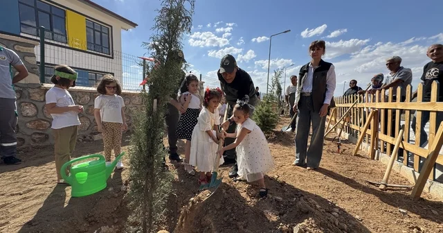 Elazığ da Yeşil Vatan temasıyla minik öğrenciler fidan dikti Elazığ Haberleri