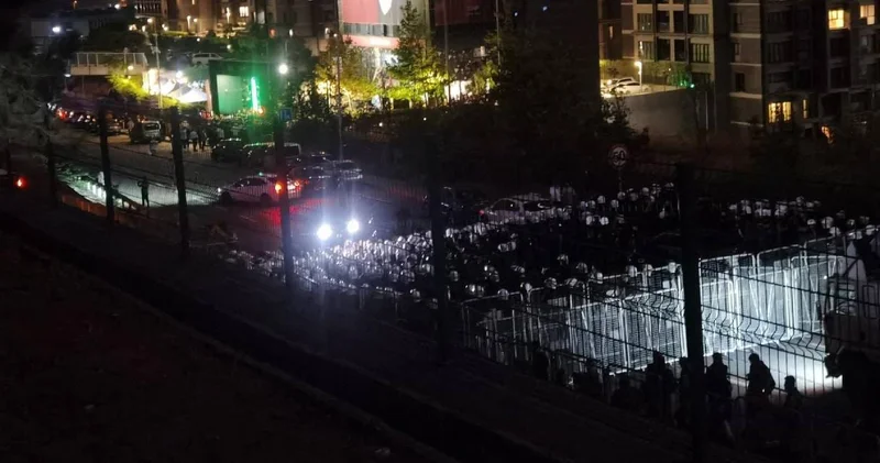 DEM Parti ve TİP üyeleri CHP İstanbul binasına ulaşmaya çalışıyor