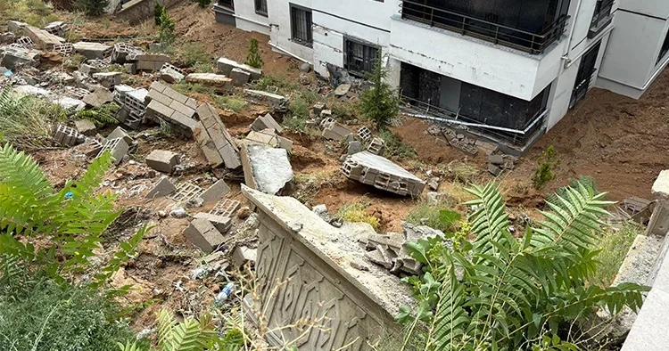 Ankara da sağanak: Yollar göle döndü, istinat duvarı yıkıldı