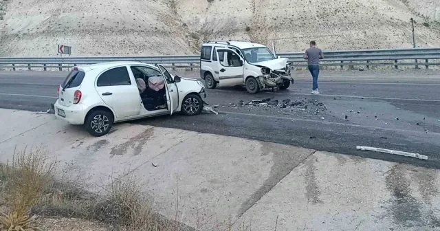 Araçların kafa kafaya çarpıştığı kazada dört yaralı Sivas Haberleri