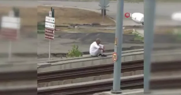 Samsun’da tramvay raylarında müzik dinleyen şahıs, vatman tarafından tramvaya alındı