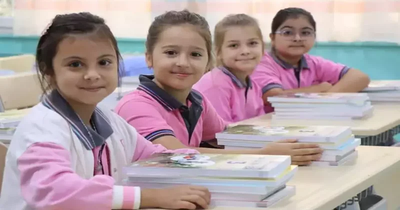 Sınıflara formalı dönüş! İlk ders zili çaldı, trafik kilitlendi!