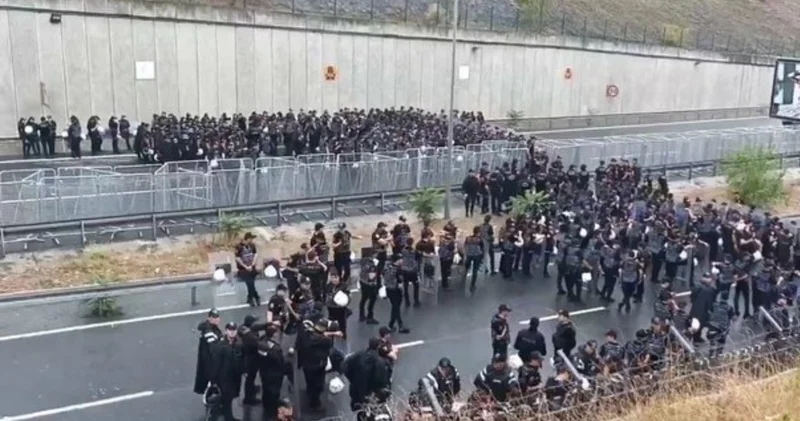 CHP den Gürsel Tekin e: Delegelerin özgür iradesiyle seçilmeden, mazbatasını almadan hiç kimse o koltuğa oturamaz