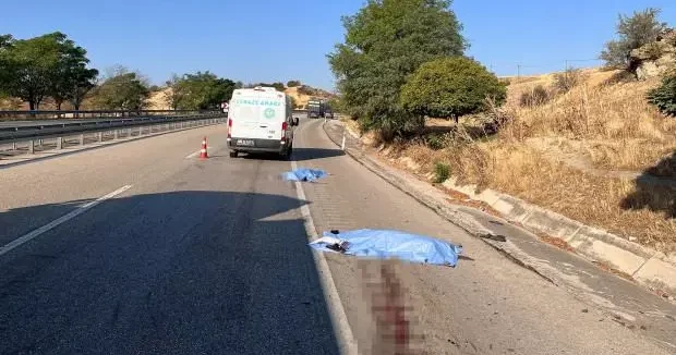 Manisa haberleri Evli çiftin feci sonu! Araç lastiği değiştirirken kamyonun altında kaldılar 08 Eylül 2025