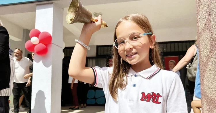 Uzun tatil bitti bugün ders başı... Sınıfa formalı dönüş