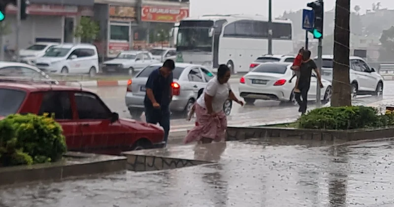 Fırtına 10 dakikada iki şehri birbirine kattı