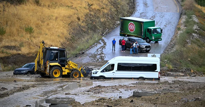 Ankara yı sağanak vurdu: Dere taştı, araçlar mahsur kaldı