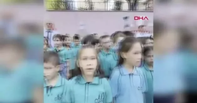 Okulun ilk günü ağlayan öğrenciyi vali sakinleştirdi