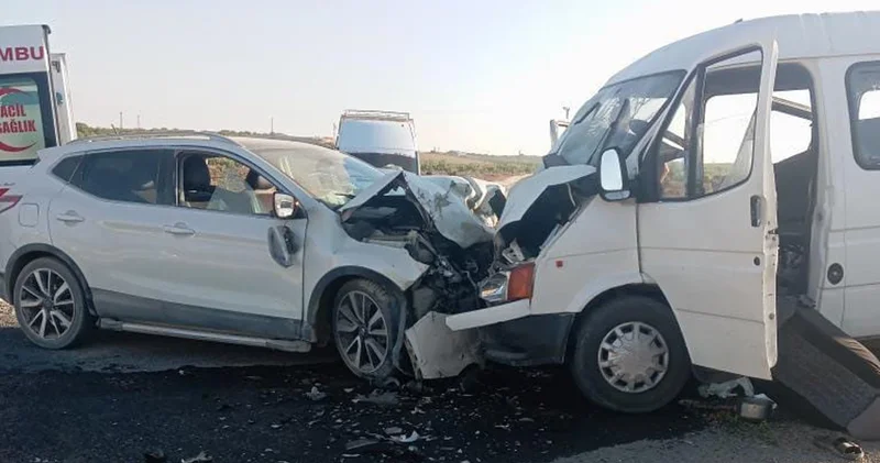 Şanlıurfa da işçileri taşıyan minibüs otomobil ile çarpıştı: 10 yaralı
